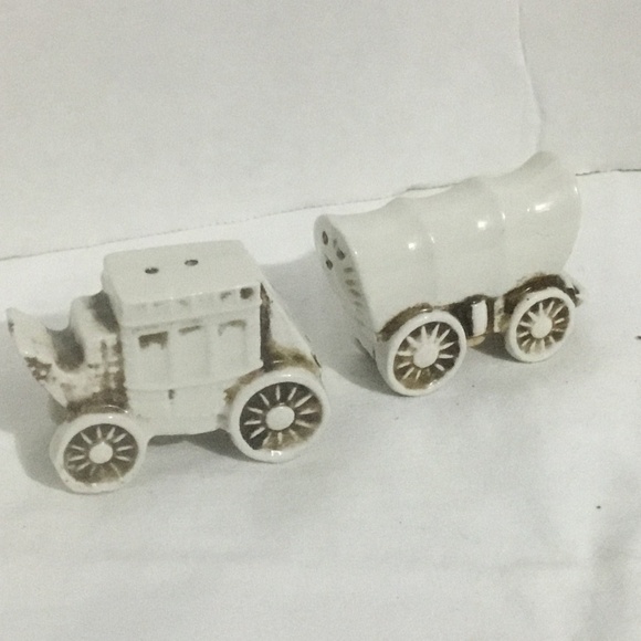 Cute little vintage western chuck wagon and carriage salt and pepper shakers - Picture 1 of 5